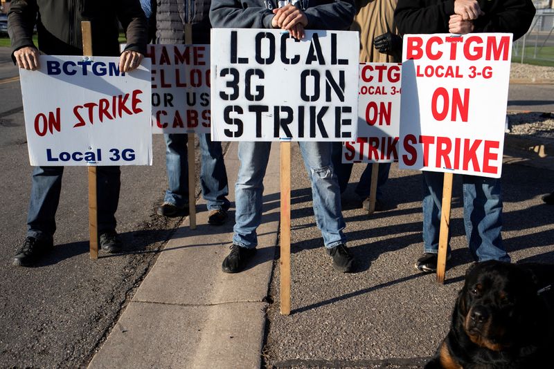 &copy; Reuters. FILE PHOTO: Union workers from Kellogg's picket outside the cereal maker's headquarters as they remain on strike in Battle Creek, Michigan, U.S., October 21, 2021.  REUTERS/Emily Elconin/File Photo