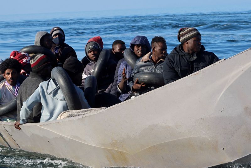 &copy; Reuters. Des migrants sur un bateau en métal alors que les garde-côtes tunisiens tentent de les arrêter en mer lors de leur tentative de traverser vers l'Italie, au large de Sfax, en Tunisie. /Photo prise le 27 avril 2023/REUTERS/Jihed Abidellaoui       