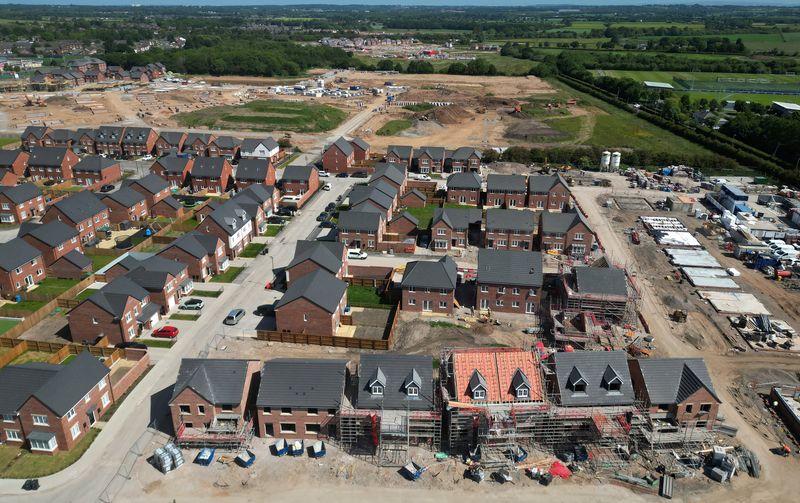 © Reuters. Partly finished houses are seen on a new housing development under construction in Liverpool, Britain June 2, 2023. REUTERS/Phil Noble