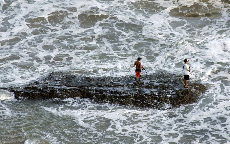 &copy; Reuters. Pescadores na praia de Boa Viagem, em Recife
 30/11/2007
REUTERS/Paulo Whitaker 
