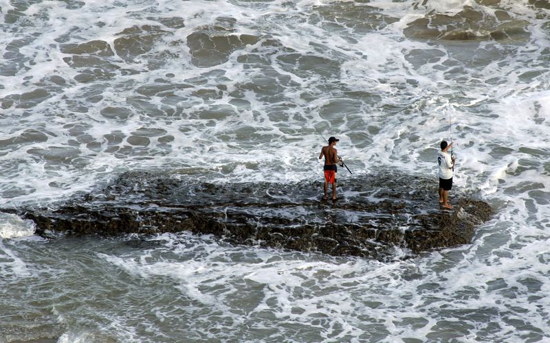 &copy; Reuters. Pescadores na praia de Boa Viagem, em Recife
 30/11/2007
REUTERS/Paulo Whitaker