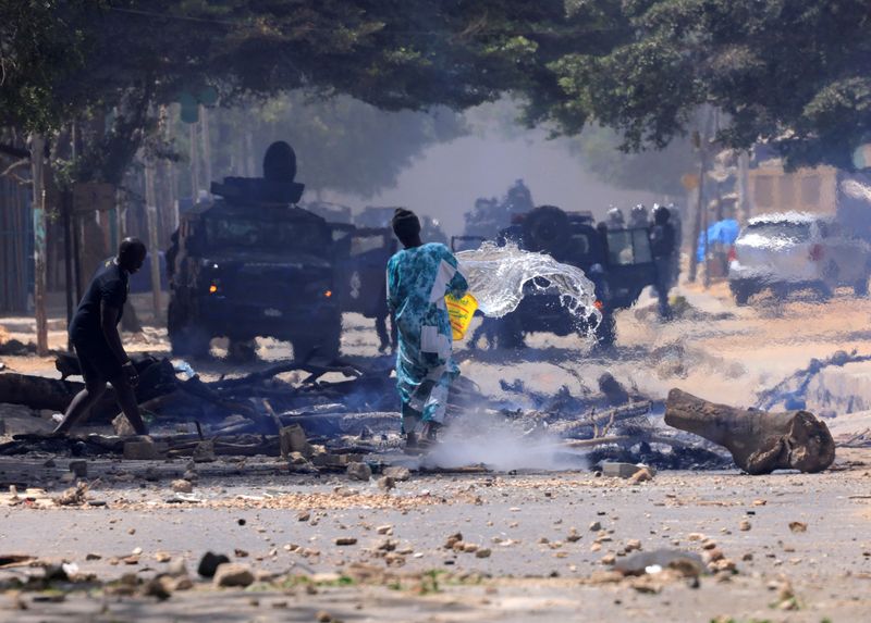 &copy; Reuters. Pessoas retiram barricadas em chamas em Dacar, no Senegal
01/06/2023 REUTERS/Zohra Bensemra