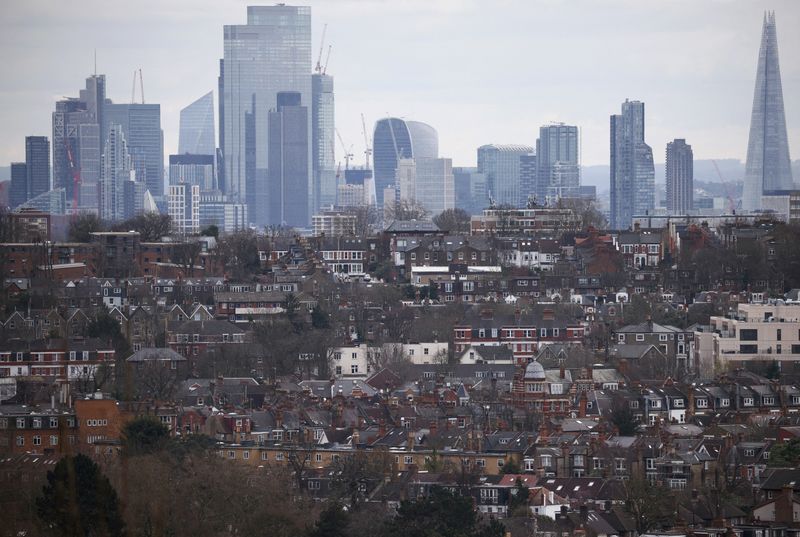 © Reuters. FILE PHOTO: Rows of houses lie in front of the City of London skyline in London, Britain, March 19, 2023. REUTERS/Henry Nicholls/File Photo