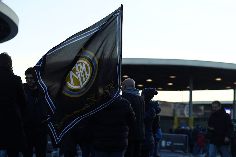 &copy; Reuters. Un tifoso con una bandiera in mano fuori dallo stadio di San Siro, Milano, 21 dicembre 2019.  REUTERS/Daniele Mascolo/File Photo