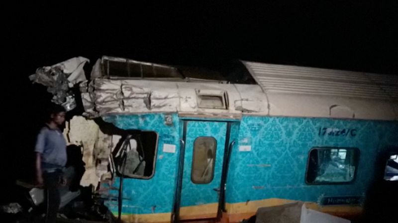 &copy; Reuters. منظر عام للقطار المتضرر جراء تصادم قطارين في منطقة بالاسور بالهند يوم الجمعة في صورة ملتقُطة من مقطع فيديو حصلت عليها رويترز من وكالة أنباء 