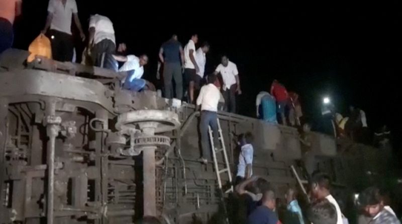 &copy; Reuters. インド東部オディシャ州バラソール地区で２日、旅客列車が脱線して貨物列車と衝突し、乗客少なくとも３０人が死亡、３００人超が負傷した。現地メディアが報じた。インドで撮影（２０