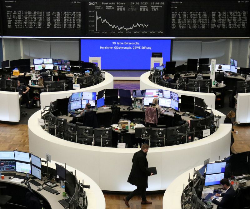 &copy; Reuters. شاشات إلكترونية تعرض حركة تداول الأسهم على مؤشر داكس الألماني ببورصة فرانكفورت يوم 23 مارس آذار 2023. تصوير: رويترز.