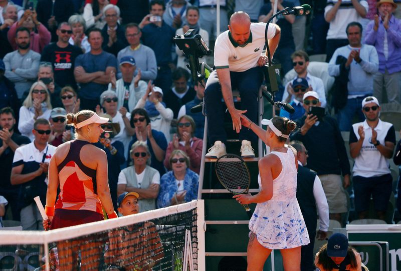 &copy; Reuters. Tennis - French Open - Roland Garros, Paris, France - June 2, 2023  Ukraine's Elina Svitolina shakes hands with the Umpire as Russia's Anna Blinkova looks on after their third round match REUTERS/Lisi Niesner  