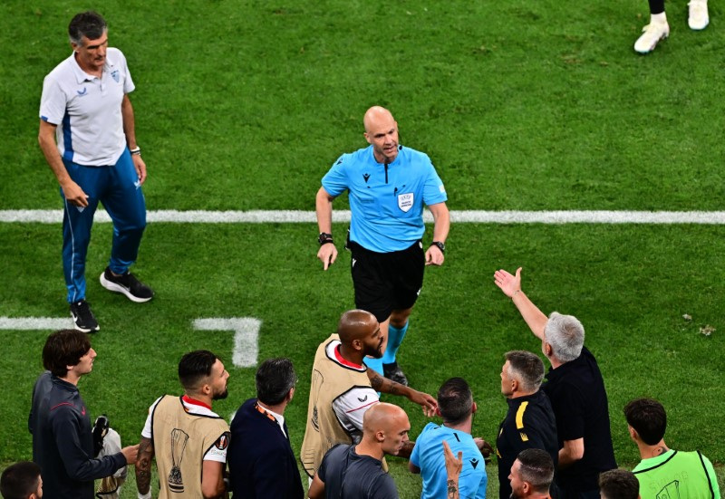 &copy; Reuters. Técnico da Roma, José Mourinho, protesta contra o árbitro Anthoni Taylor
31/05/2023
REUTERS/Marton Monus