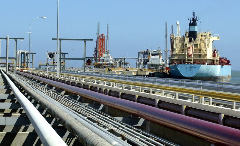 &copy; Reuters. FOTO DE ARCHIVO: Se ve un petrolero en la terminal de carga de la refinería Jose en Venezuela en esta foto de archivo sin fecha.