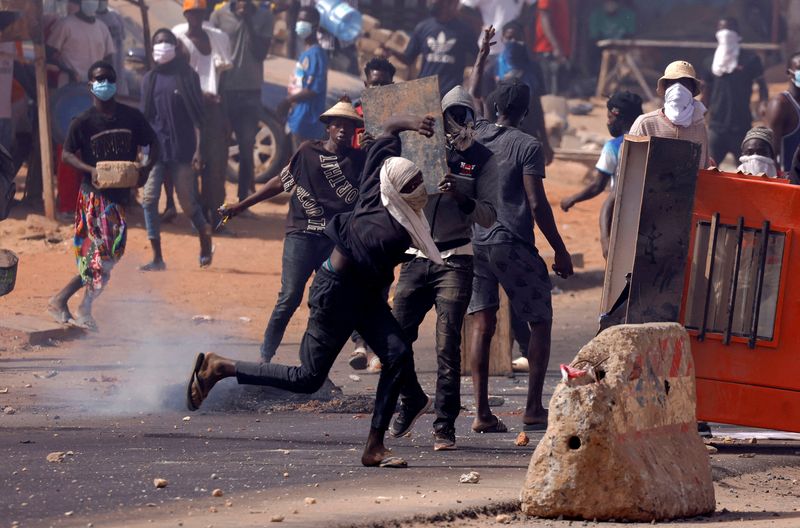 &copy; Reuters. Apoiadores do líder de oposição no Senegal Ousmane Sonko entram em confronto com forças de segurança, após sentença de prisão contra Sonko, em Dacar, Senegal
02/06/2023
REUTERS/Zohra Bensemra