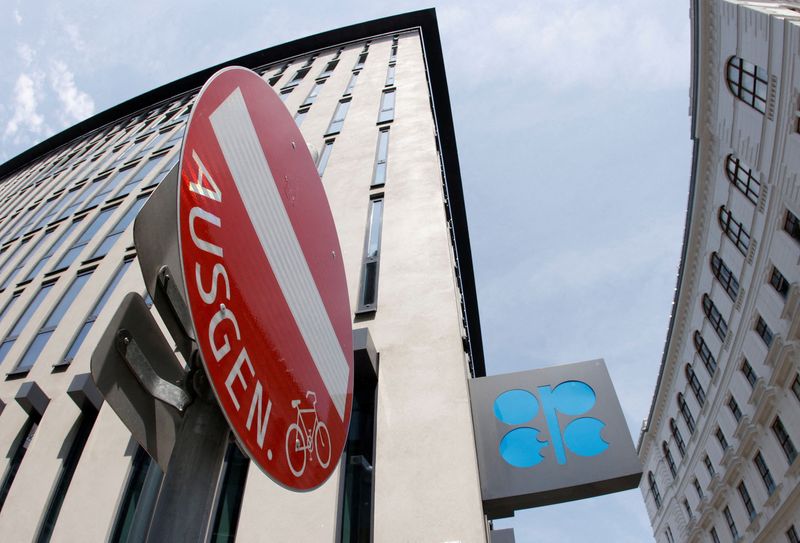 © Reuters. A view shows the logo of the Organization of the Petroleum Exporting Countries (OPEC) on their headquarters in Vienna, Austria, June 2, 2023. REUTERS/Leonhard Foeger