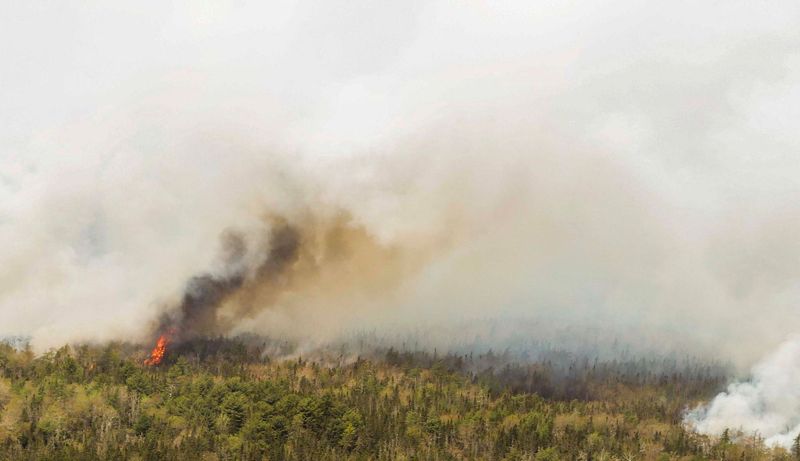 &copy; Reuters. حرائق غابات في بحيرة بارينجتون في نوفا سكوشا بكندا في صورة نشرت على وسائل التواصل الاجتماعي يوم 31 مايو أيار 2023. صورة لرويترز من طرف ثالث. يحظ