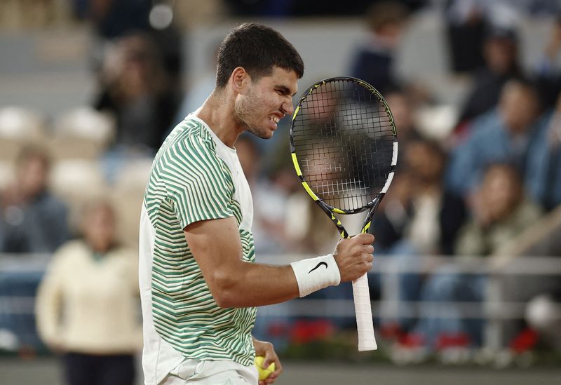 &copy; Reuters. مصنف التنس الأول عالميا الإسباني كارلوس ألكاراز يحتفل بعد فوزه في مباراته في الدور الثالث ببطولة فرنسا المفتوحة للتنس يوم الجمعة. تصوير: بن
