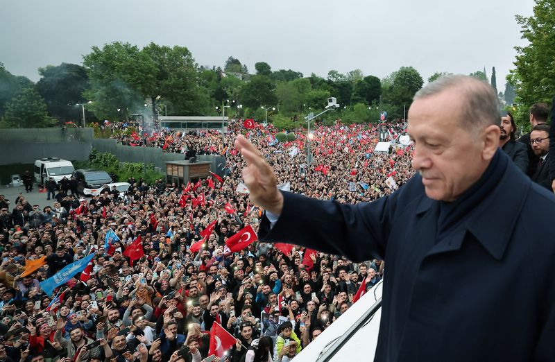 &copy; Reuters. الرئيس التركي رجب طيب أردوغان يحيي مؤيديه عقب نتائج الاقتراع للجولة الثانية من الانتخابات الرئاسية التركية في إسطنبول يوم 28 مايو أيار 2023. ص