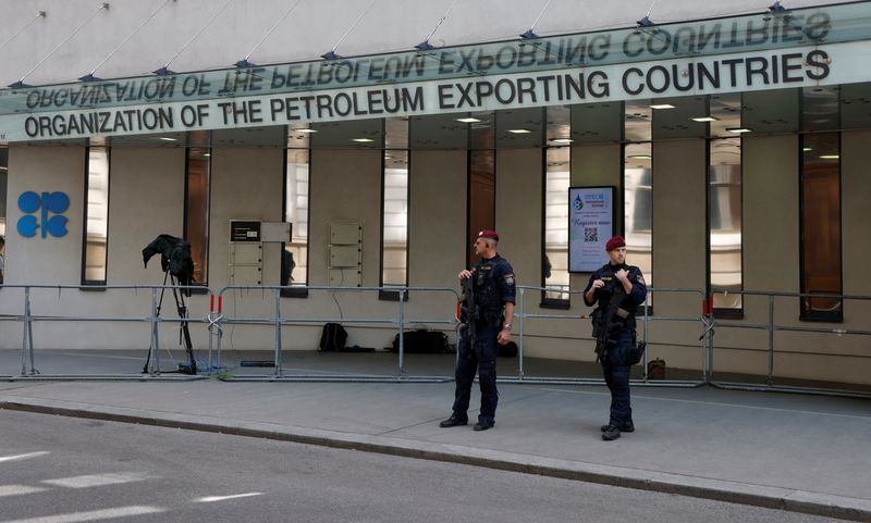 © Reuters. Austrian police officers stand in front of the OPEC headquarters in Vienna, Austria, June 3, 2023. REUTERS/Leonhard Foeger
