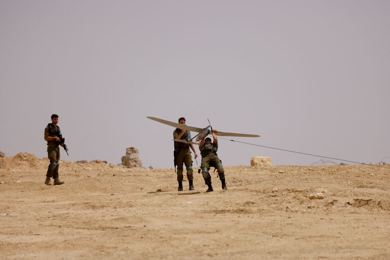 &copy; Reuters. جندي يطلق طائرة مسيرة بالقرب من موقع حادث أمني قرب الحدود الجنوبية لإسرائيل مع مصر يوم السبت. تصوير: عمير كوهين - رويترز.