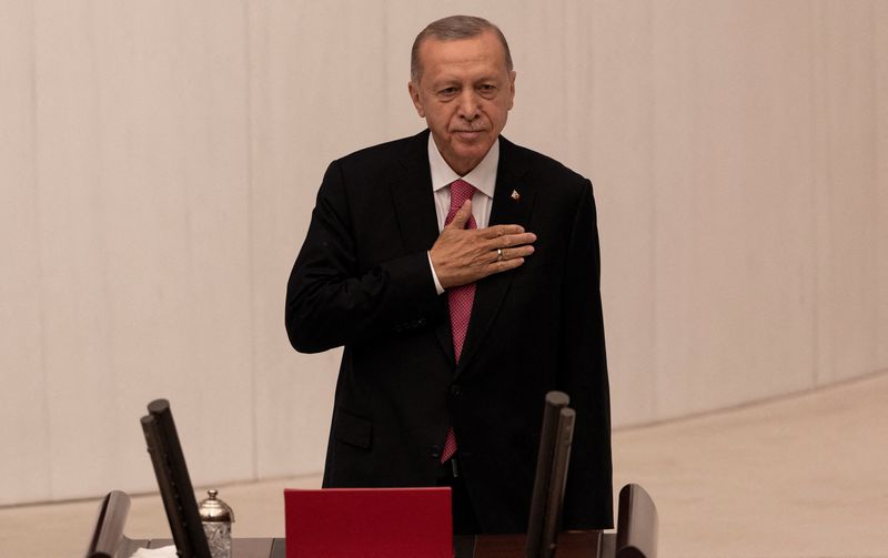 &copy; Reuters. Le président turc Tayyip Erdogan salue les membres du parlement et les invités alors qu'il arrive pour prêter serment après sa victoire électorale à Ankara, Turquie. /Photo prise le 3 juin 2023/REUTERS/Umit Bektas
