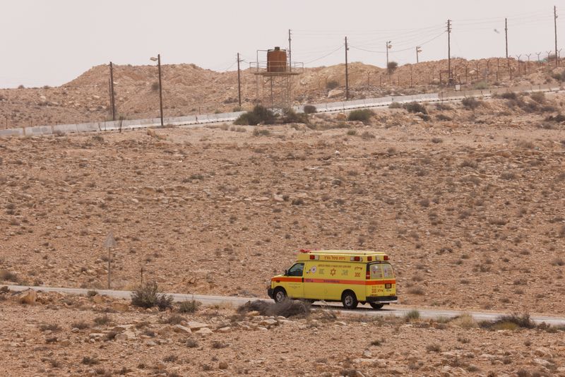 &copy; Reuters. Ambulância perto de local de incidente entre forças de Egito e Israel na fronteira entre os países
03/06/2023
REUTERS/Amir Cohen