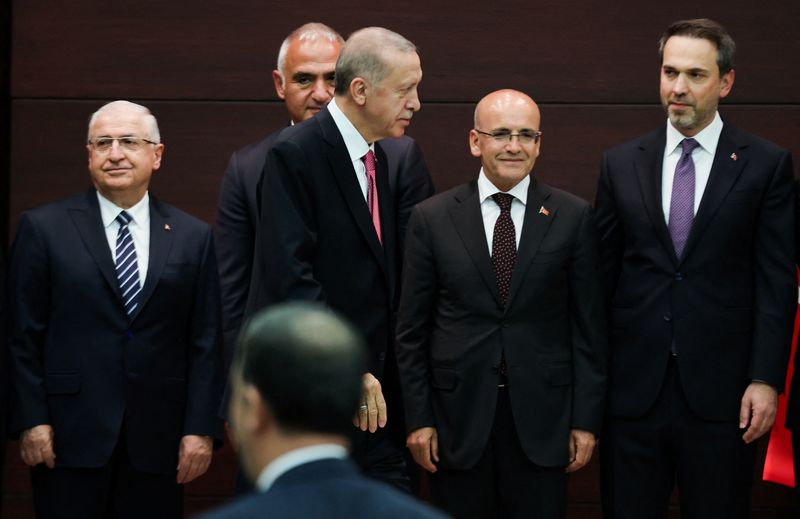 أردوغان يعين محمد شيمشك وزيرا للمالية بواسطة رويترز