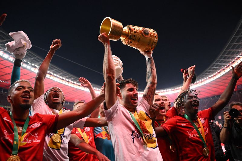 &copy; Reuters. دومينيك سوبوسلاي لاعب لايبزيج يرفع كأس ألمانيا لكرة القدم بعد فوز فريقه 2-صفر على أينتراخت في نهائي البطولة الذي أقيم يوم السبت في برلين. تصو