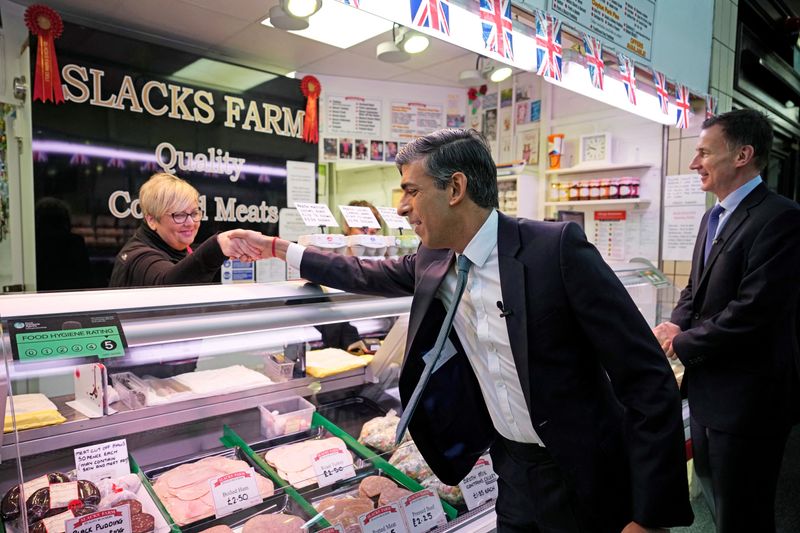 &copy; Reuters. FILE PHOTO: British Prime Minister Rishi Sunak and Chancellor Jeremy Hunt meet stall holders as they visit Accrington Market Hall, in Accrington, Britain January 19, 2023. Christopher Furlong/Pool via REUTERS