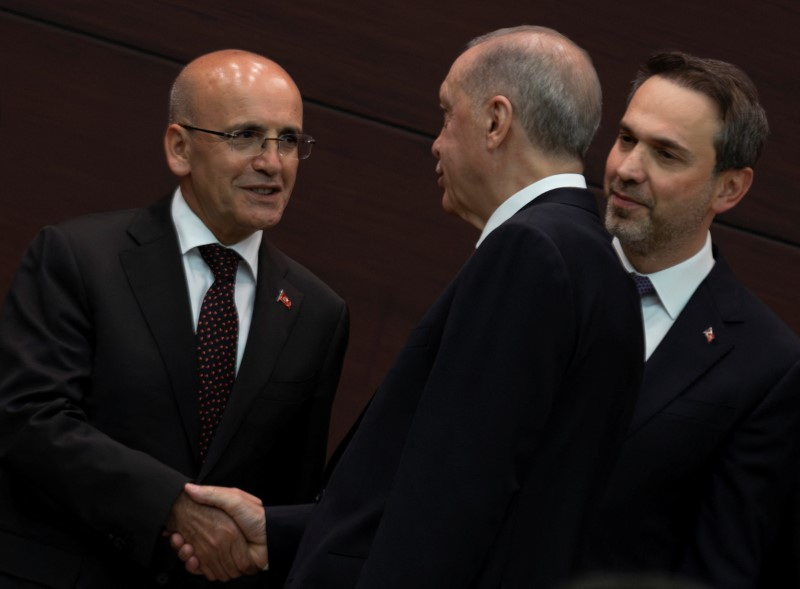 © Reuters. Turkish President Tayyip Erdogan shakes hands with the new Treasury and Finance Minister Mehmet Simsek as they are flanked by new Energy Minister Alparslan Bayraktar during a press conference where the new cabinet was announced, in Ankara, Turkey June 3, 2023. REUTERS/Umit Bektas