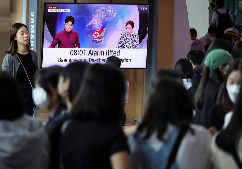 &copy; Reuters. FILE PHOTO: People watch a TV broadcasting a news report on North Korea firing what it called a space satellite toward the south, in Seoul, South Korea, May 31, 2023. REUTERS/Kim Hong-Ji