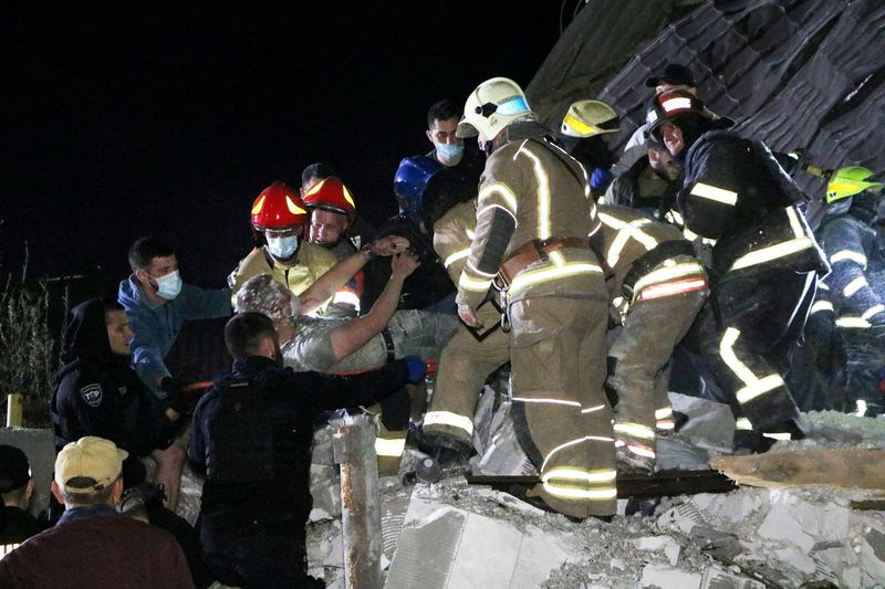 &copy; Reuters. عمال إنقاذ يتمكنون من إنقاذ رجل من بين حطام مبنى سكني تضرر بشدة جراء هجوم صاروخي روسي في ضواحي مدينة دنيبرو الأوكرانية يوم السبت. صورة لرويت