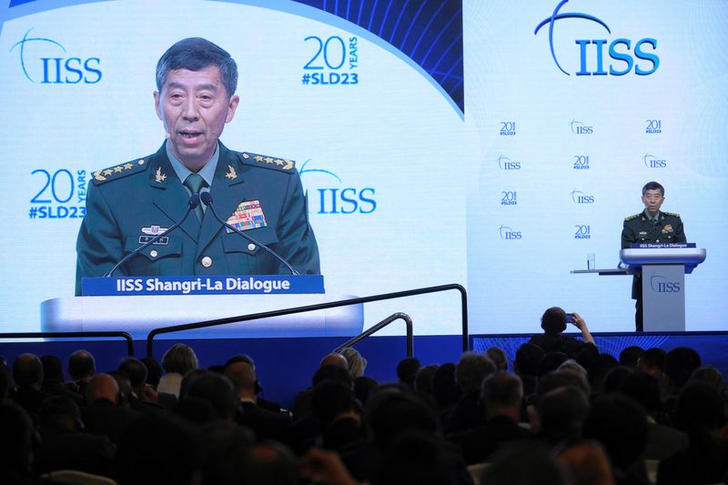 © Reuters. Chinese Defence Minister Li Shangfu speaks at the IISS Shangri-La Dialogue in Singapore June 4, 2023. Mark Cheong/The Straits Times via REUTERS    