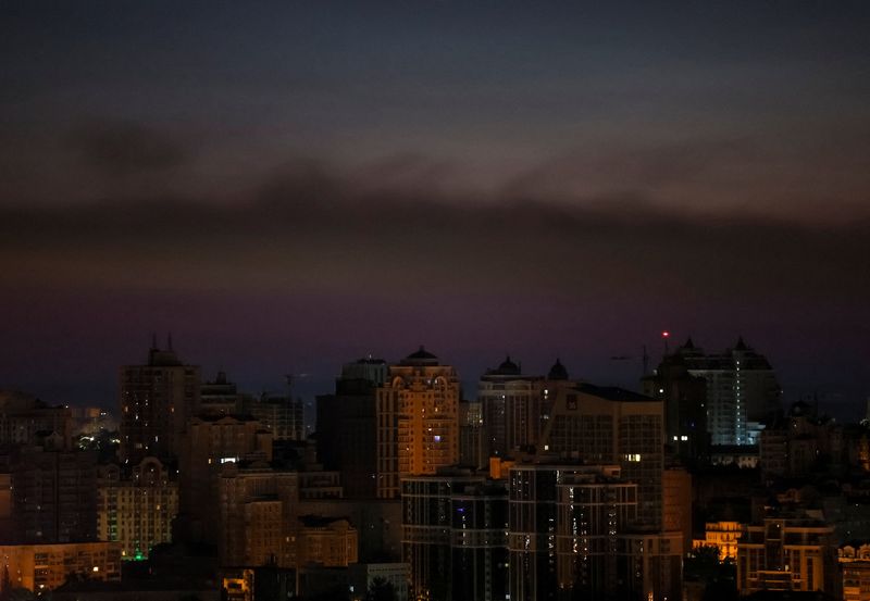 &copy; Reuters. Photo de la capitale ukrainienne à l'aube lors d'une frappe de drone russe. /Photo prise le 30 mai 2023 à Kyiv, Ukraine/REUTERS/Gleb Garanich