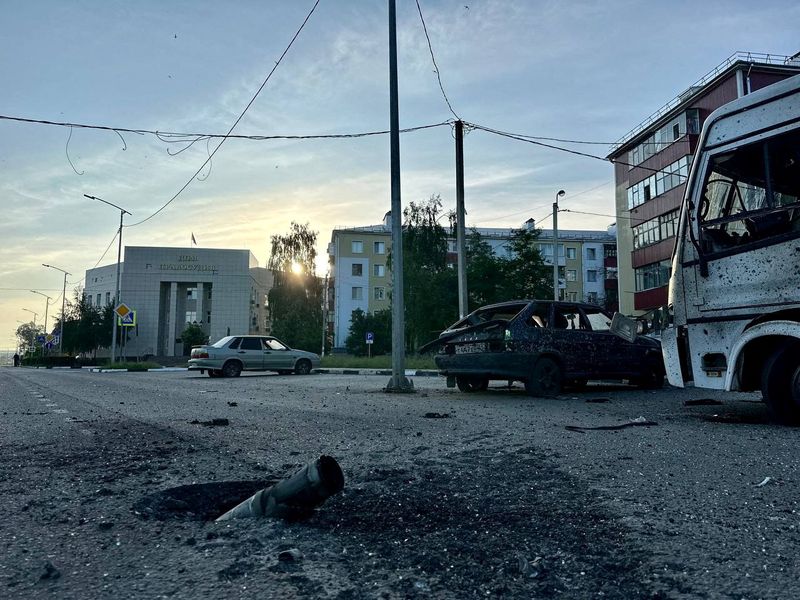&copy; Reuters. منظر لغلاف ذخيرة في شارع متضرر في مدينة شيبيكينو بمنطقة بيلجورود الروسية يوم 31 مايو أيار 2023. في صورة نشرت من قبل فياتشيسلاف جلادكوف حاكم منط