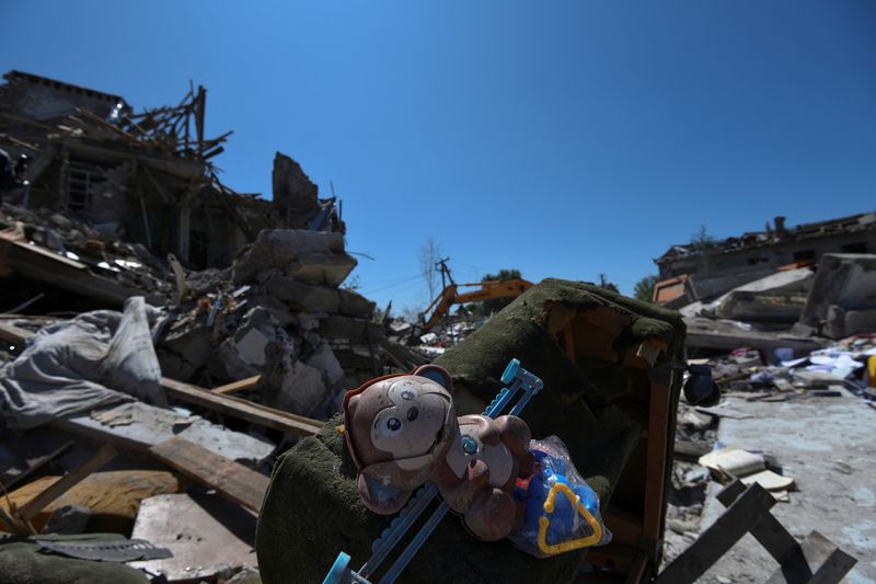 &copy; Reuters. Photo d'un jouet qui est visible sur le site d'un immeuble fortement endommagé par une frappe de missile russe dans la ville de Pidhorodne au nord de la ville de Dnipro. /Photo prise le 4 juin 2023 à Pidhorodne, Ukraine/REUTERS/Mykola Synelnykov