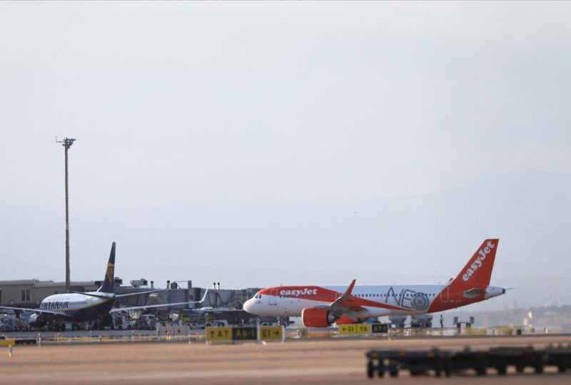 © Reuters. A Ryanair Boeing 737-8AS and an easyJet Airbus A320neo aircraft parked are seen on the tarmac of Adolfo Suarez Madrid-Barajas Airport, in Madrid, Spain, June 22 2022. REUTERS/Isabel Infantes