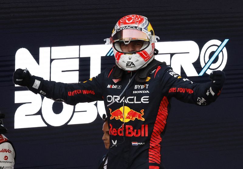 &copy; Reuters. الهولندي ماكس فرستابن يحتفل بالفوز بسباق جائزة إسبانيا الكبرى في برشلونة يوم الأحد. تصوير: ألبرت جيا - رويترز. 