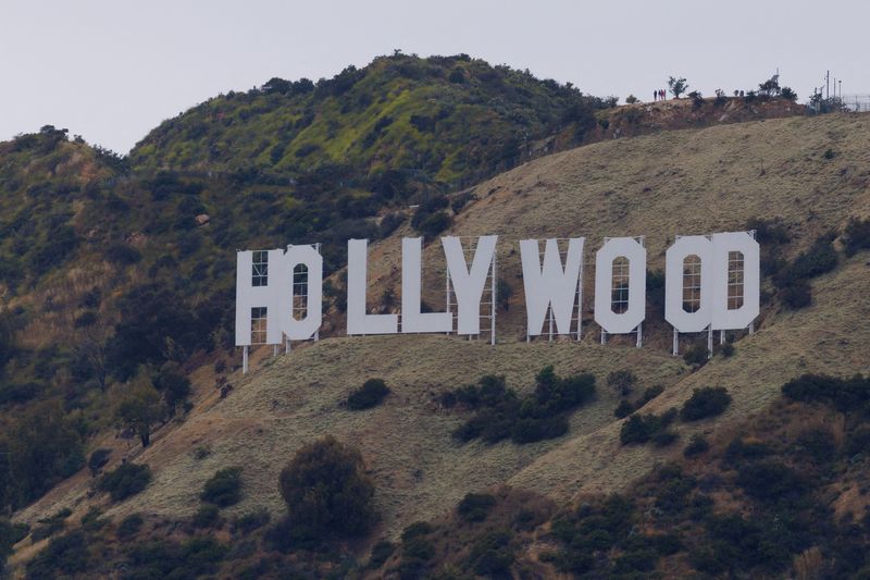 Hollywood yönetmenleri iş anlaşmasına varıyor, yazarlar greve devam ediyor