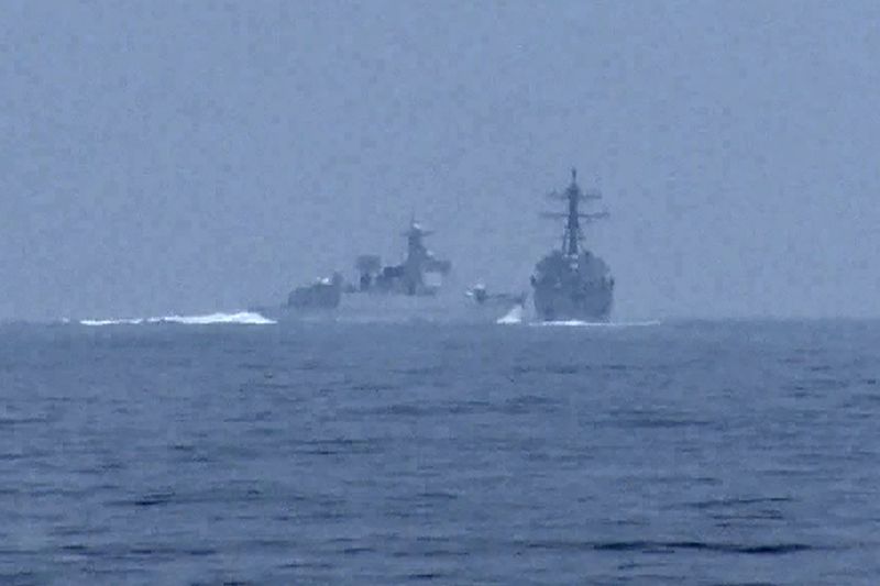 © Reuters. A People's Republic of China warship, identified by the U.S. Indo-Pacific Command as PRC LY 132, crosses the path of U.S. Navy destroyer USS Chung-Hoon as it was transiting the Taiwan Strait with the Royal Canadian Navy frigate HMCS Montreal June 3, 2023, in a still image from video.  Global News via REUTERS