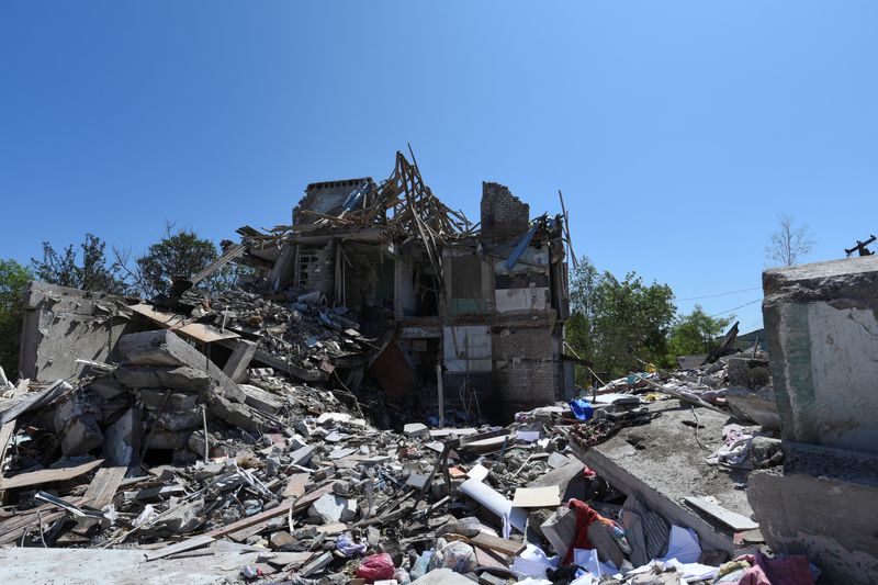 © Reuters. مبنى سكني متضرر جراء هجوم صاروخي روسي في دنيبرو بأوكرانيا يوم الأحد. تصوير: رويترز.