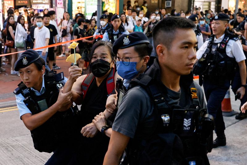 &copy; Reuters. Polícia prende dezenas de pessoas em Hong Kong no aniversário da repressão na Praça da Paz Celestial
04/06/2023
REUTERS/Tyrone Siu