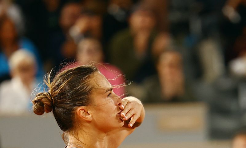 &copy; Reuters. لاعبة التنس أرينا سبالينكا تحتفل بفوزها على الأمريكية سلون ستيفنز في بطولة فرنسا المفتوحة للتنس في باريس يوم الأحد. تصوير: كاي بفافينباخ - ر