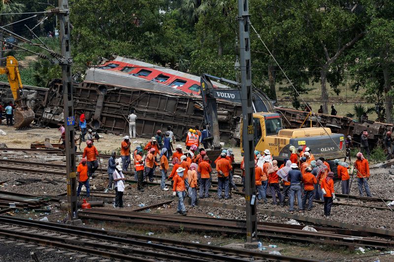 &copy; Reuters.  ６月４日、 インド東部オディシャ州バーラソールで２日に起きた列車衝突事故は死者が２７５人となり、初期調査で信号の異常が原因として浮上したことが分かった。事故現場で４日撮影