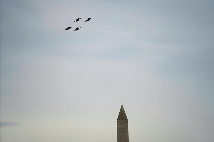 &copy; Reuters. 複数の当局者によると、米首都ワシントンの飛行制限空域に軽飛行機が侵入し、米軍のＦ─１６戦闘機が緊急発進したが、飛行機はバージニア州の山岳地帯で墜落した。写真は、２０１９年