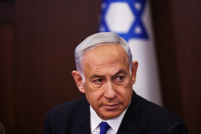 © Reuters. رئيس الوزراء الإسرائيلي بنيامين نتنياهو خلال اجتماع في مكتبه في القدس يوم الأحد. صورة لرويترز من ممثل لوكالات الأنباء.