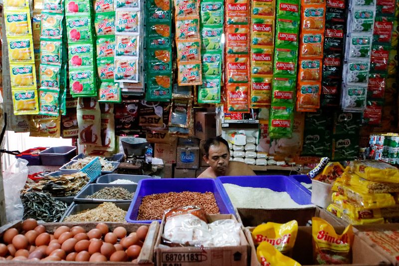 &copy; Reuters. FILE PHOTO: A vendor waits for customers at a traditional market in Jakarta, Indonesia, January 2, 2023. REUTERS/Ajeng Dinar Ulfiana