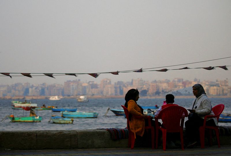 &copy; Reuters. أسرة تجلس بمقهى على شاطئ مدينة الإسكندرية يوم التاسع من مايو أيار 2023. تصوير: عمرو عبد الله دلش - رويترز.
