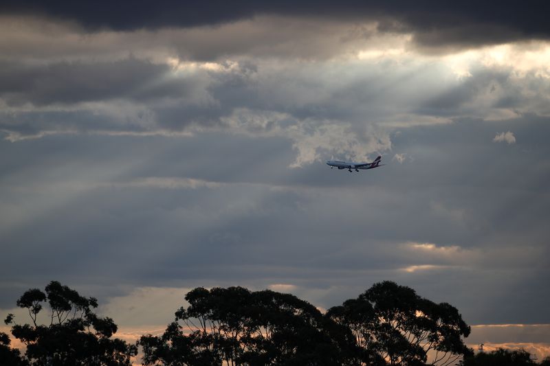 © Reuters. FILE PHOTO: A Qantas plane approaches Kingsford Smith International Airport amidst the easing of the coronavirus disease (COVID-19) restrictions in Sydney, Australia, May 28, 2020.  REUTERS/Loren Elliott