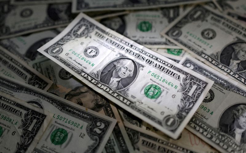 &copy; Reuters. صورة توضيحية لأوراق مالية للدولار الأمريكي التقطت يوم العاشر من مارس آذار 2023. تصوير: دادو روفيتش - رويترز.