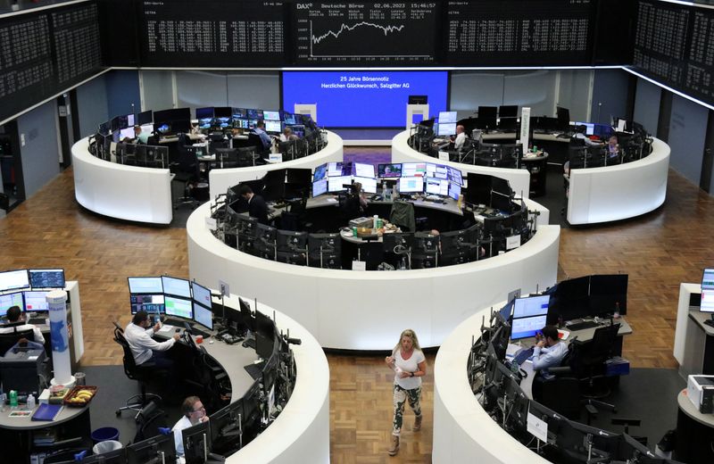 European shares are flat;  London leads in oil price increase