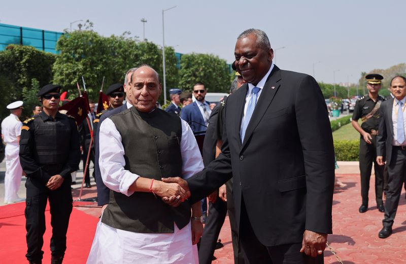 &copy; Reuters. U.S. Secretary of Defense Lloyd Austin shakes hands with India's Defense Minister Rajnath Singh on the day of his ceremonial reception in New Delhi, India, June 5, 2023. REUTERS/Anushree Fadnavis