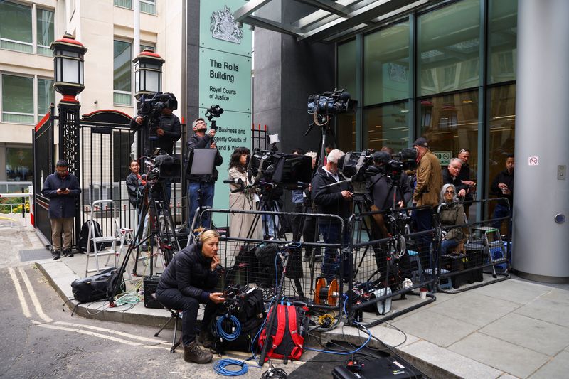 © Reuters. Media wait outside the Rolls Building of the High Court on the day, when Britain's Prince Harry, Duke of Sussex is set to arrive, in London Britain June 5, 2023. REUTERS/Hannah McKay